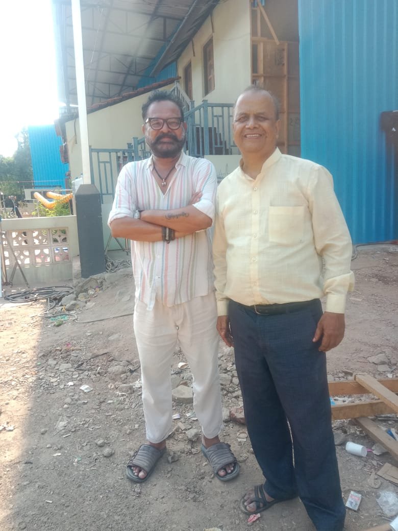 With Raju Sawant, the director of the Star Pravah series Sanai Choughade, as well as the serials Devmanus and Ratris Khel Chale.